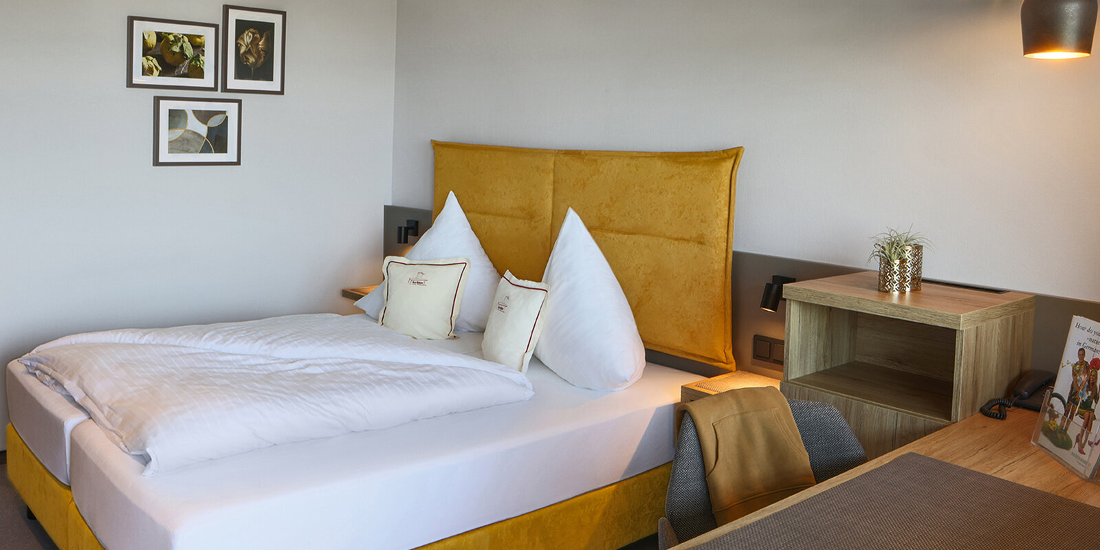 zieflekoch Haus Rebland Zimmer Bett Schreibtisch Nachttisch