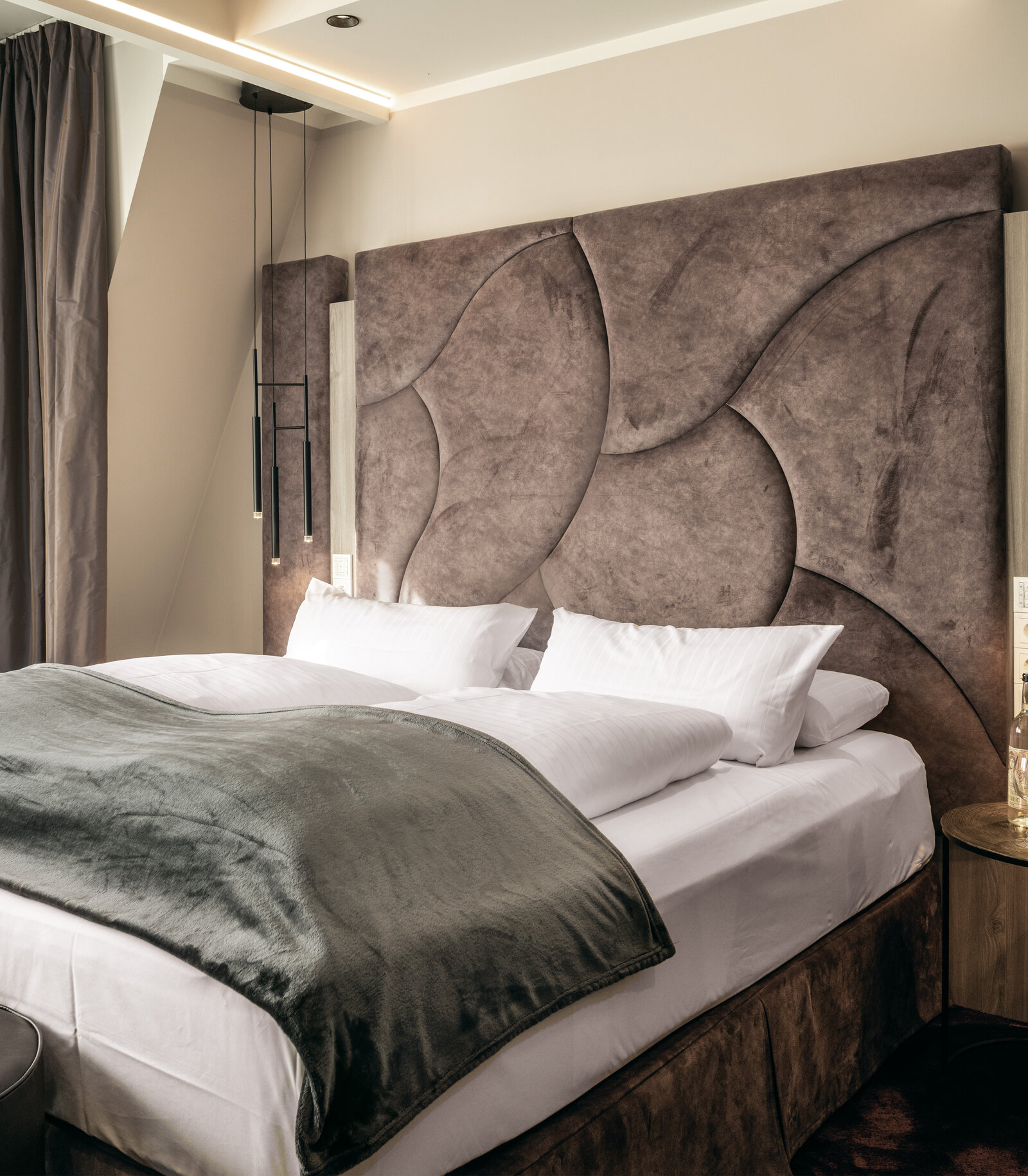 zieflekoch Bett Schlafzimmer Kopfteil Samt Holz Nachttisch