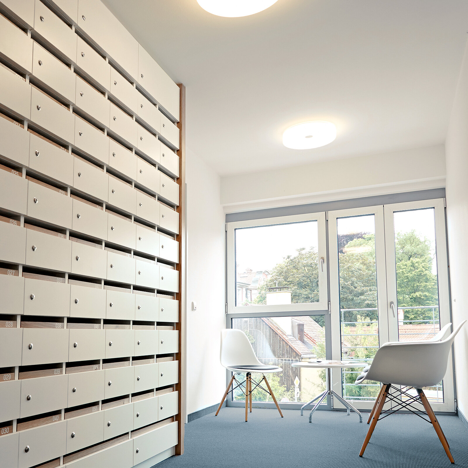 zieflekoch Fachklinik CIP München Praxis Karteischrank Schrank Sitzecke Stühle Holz