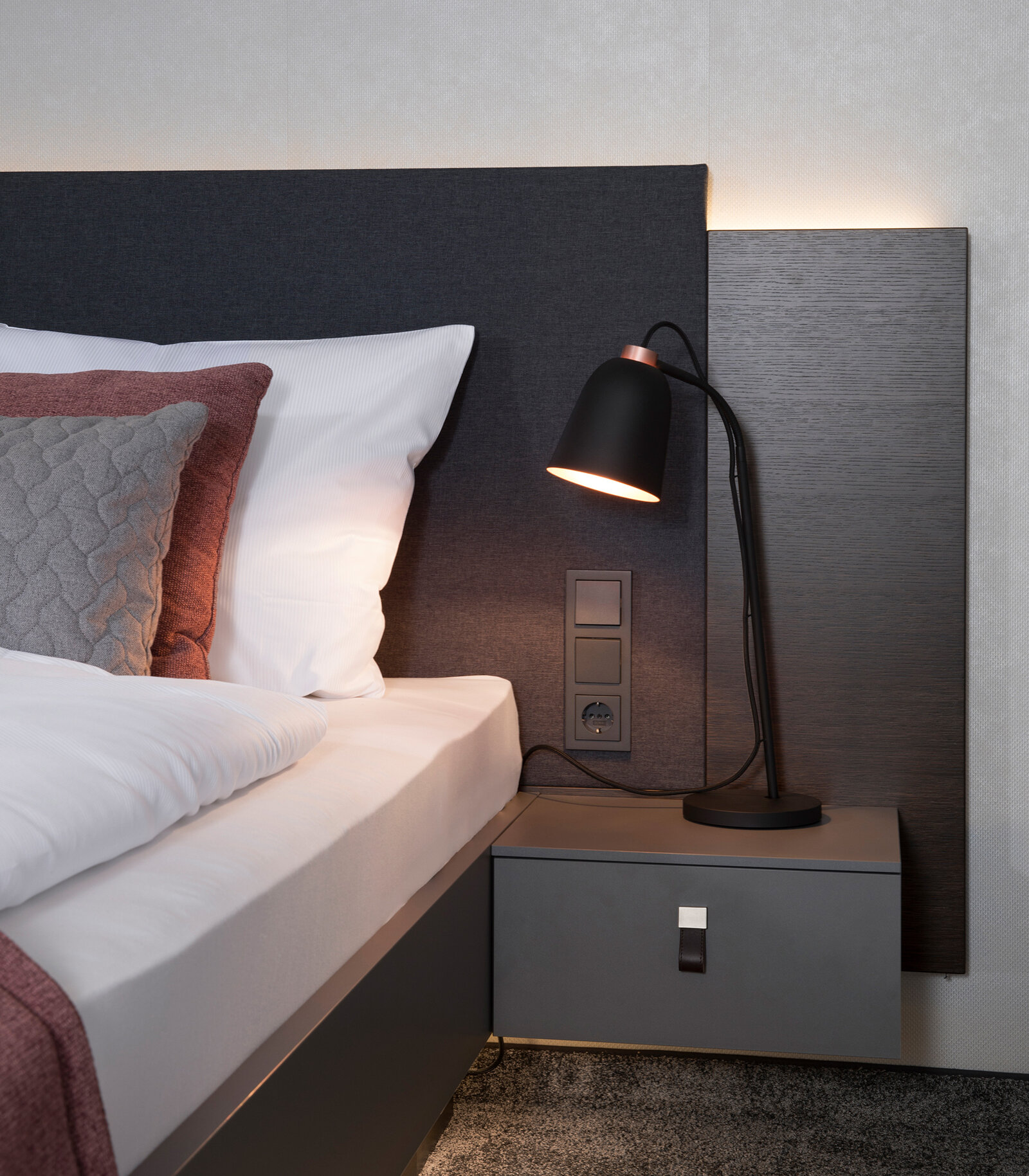 zieflekoch musterzimmer zametry zimmer bett doppelbett holz lampe indirekte beleuchtung nachttisch konsole