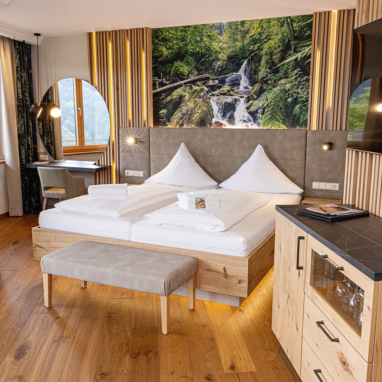zieflekoch Elztalhotel Bett Doppelbett Holz Samt Nachttisch Zimmer Schreibtisch Holzlamellen wandbild berge sessel spiegel TV