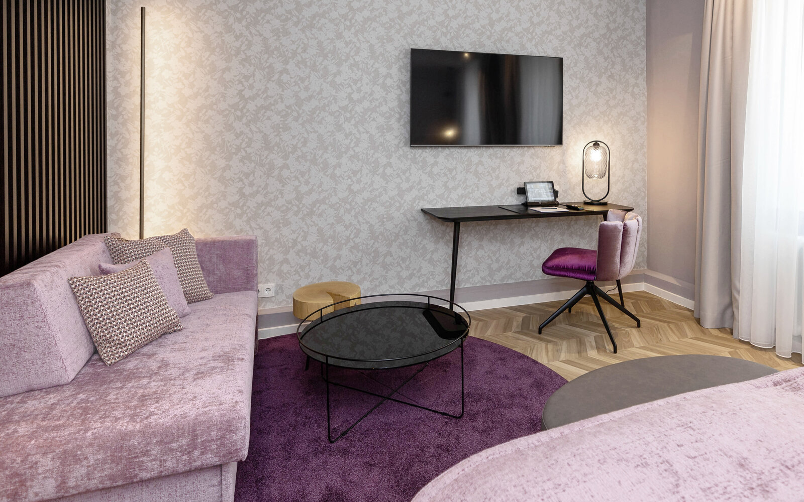 zieflekoch Krone Zimmer Schlafzimmer Bett Schreibtisch Samtstuhl Samt Couch Holz Tisch