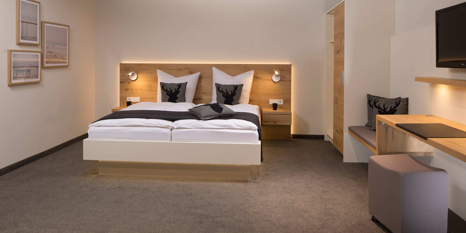 zieflekoch musterzimmer zoe zimmer holz bett doppelbett schrank sitzbank schreibtisch hocker tv bettlampen indirekte beleuchtung grau hirsch