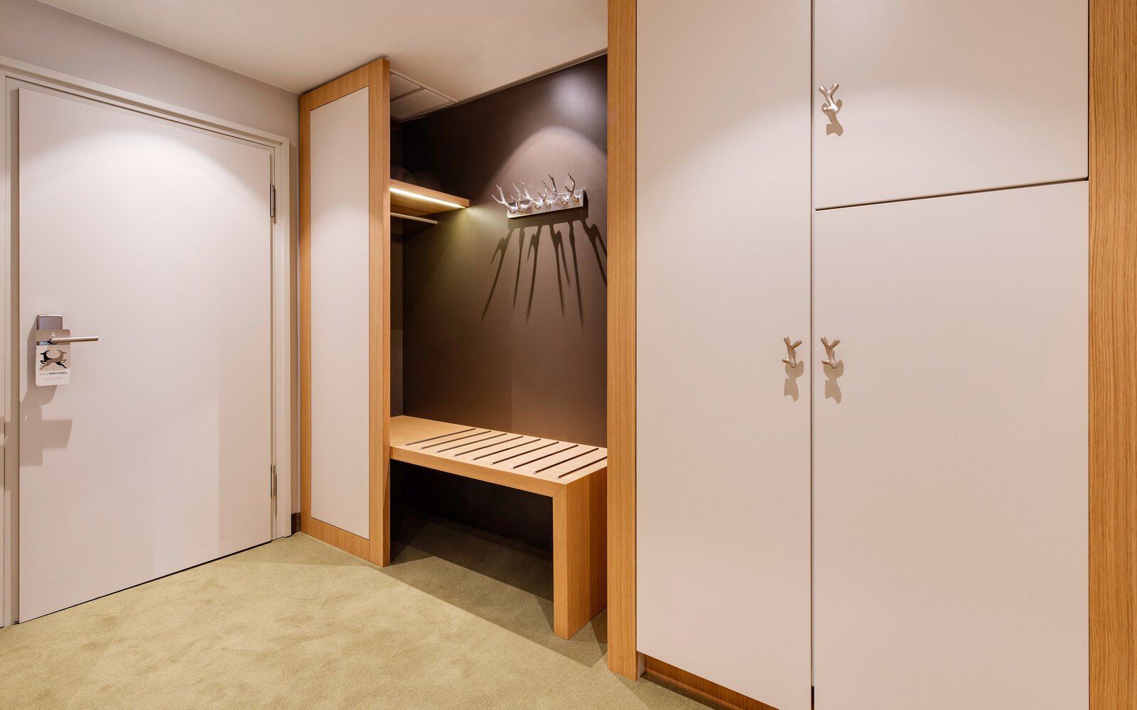 zieflekoch Jagdschloss Kranichstein Schrank Garderobe Eingangsbereich Zimmer Geweih Holz