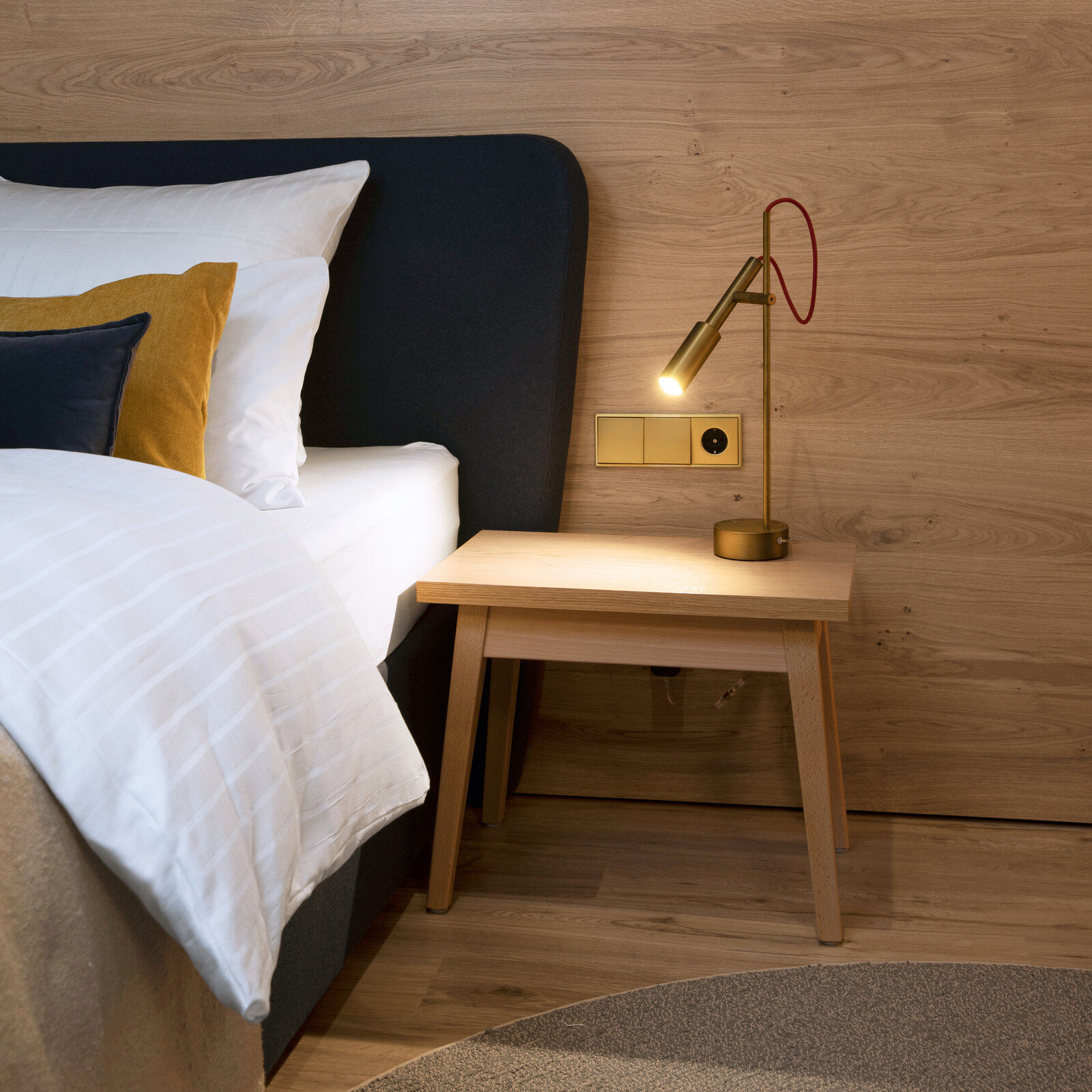 zieflekoch Musterzimmer Chalet Suite Bett Nachttisch Holz