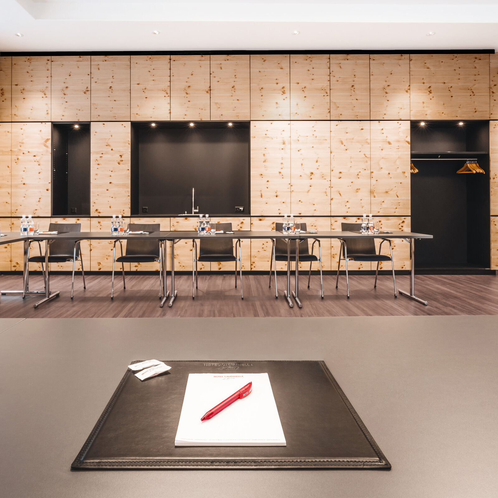 zieflekoch Laudinella Konferenzraum Seminarraum Tische Stühle Schrankwand Holzschrank Holzwand Holz