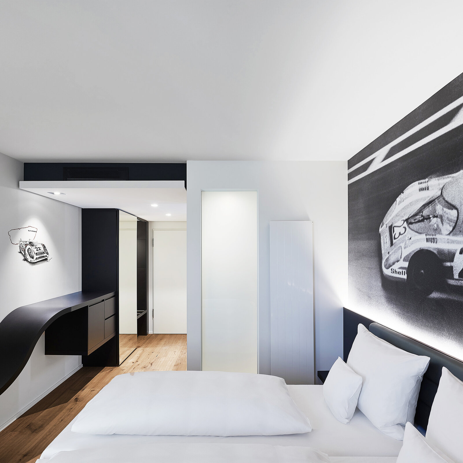 zieflekoch Hotel V8 Motorworld Doppelbett Bett Doppelzimmer Zimmer Autos Rennwagen Schwarz Weiß Holz