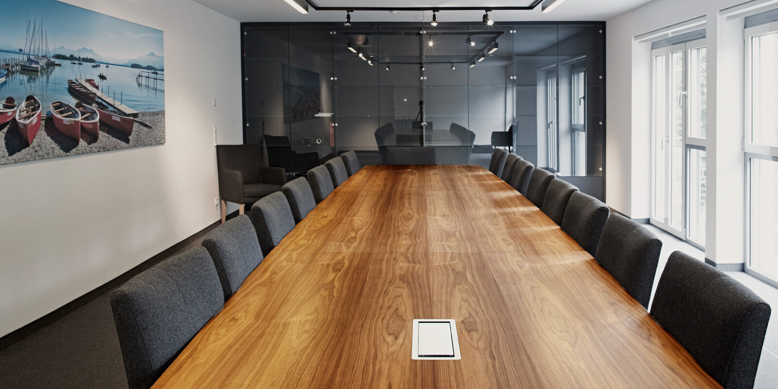 zieflekoch Fachklinik KIRINUS München Praxis Meetingraum Konferenzraum Tafel Tisch Stühle Holz