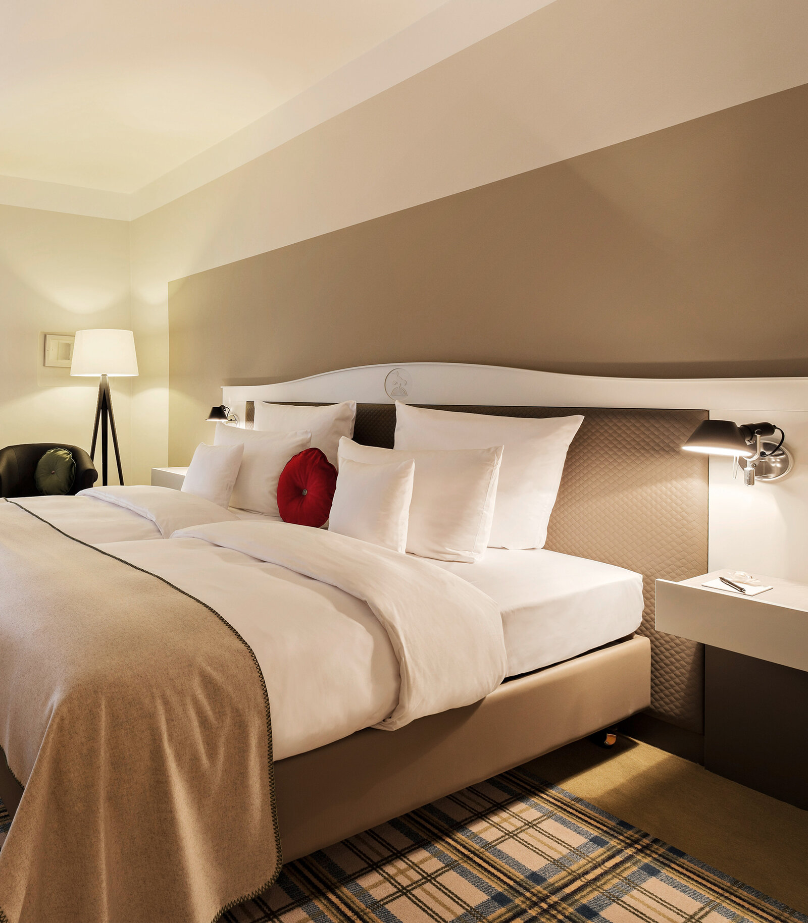 zieflekoch Jagdschloss Kranichstein Schlafzimmer Bett Doppelzimmer Zimmer Nachttisch Schreibtisch Holz