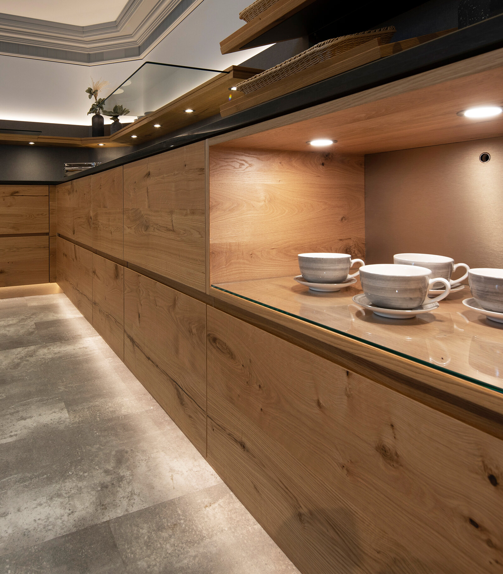 zieflekoch Musterzimmer Innenausbau Buffet Frühstücksbuffet Regal Holzregal Holz Indirektebeleuchtung Teller Schubläden Arbeitsplatte