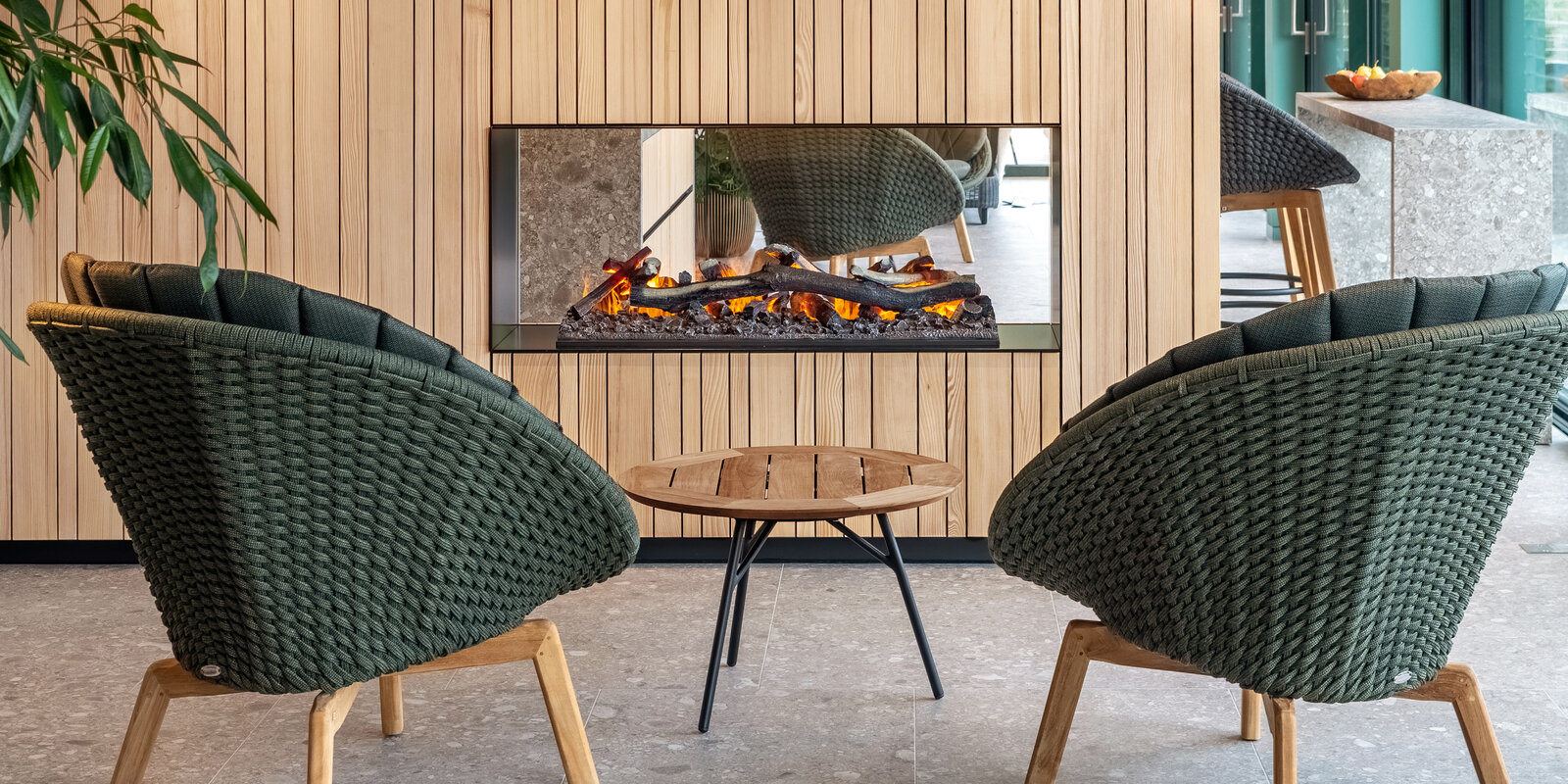zieflekoch Hofgut Farny Wellnessbereich Wellness Kamin Sitzecke Ruheraum Holz Sessel
