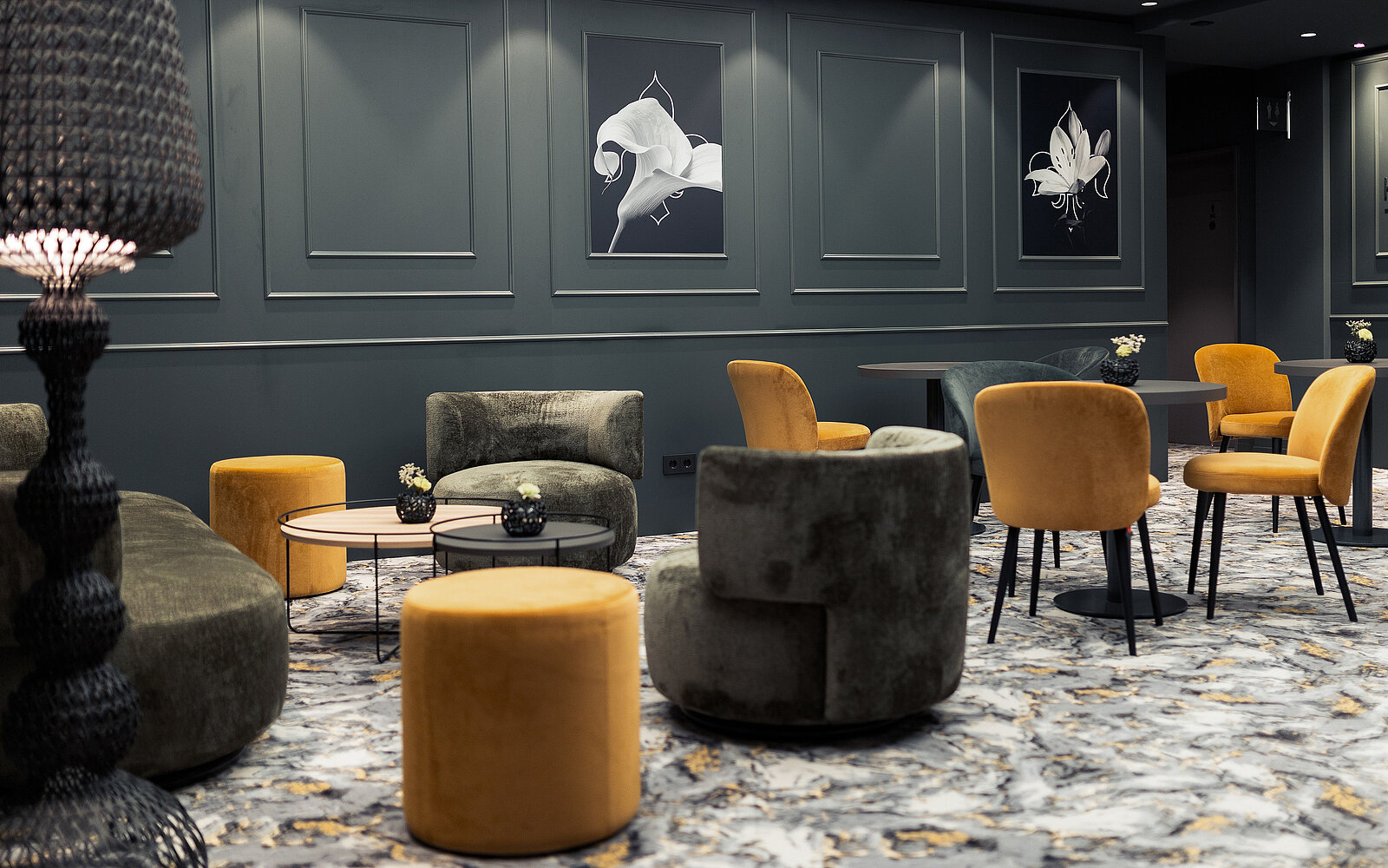 zieflekoch hotel fulda mitte graue dekorflaechen holzflaechen kastanie goldfarben schallschutzoberflaechen wabenform gruentoene wandbilder sessel hocker tische polsterbaenke restaurant bar lounge marmoroptik