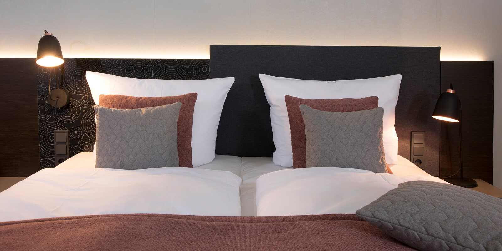 zieflekoch musterzimmer zametry zimmer bett doppelbett holz lampe indirekte beleuchtung