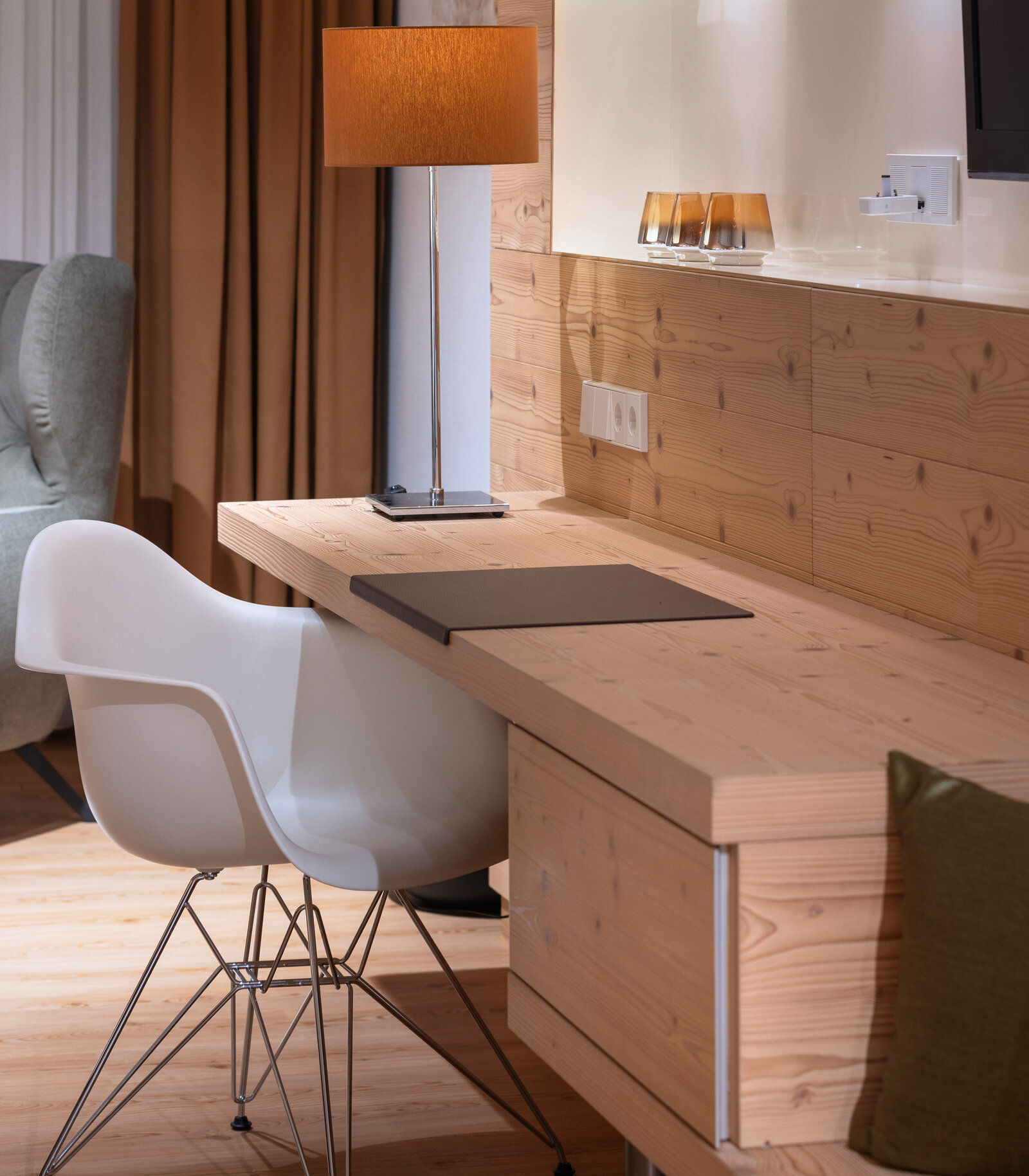zieflekoch musterzimmer zulux, modernes Zimmer mit Holzdekor, Schreibtisch mit Stuhl