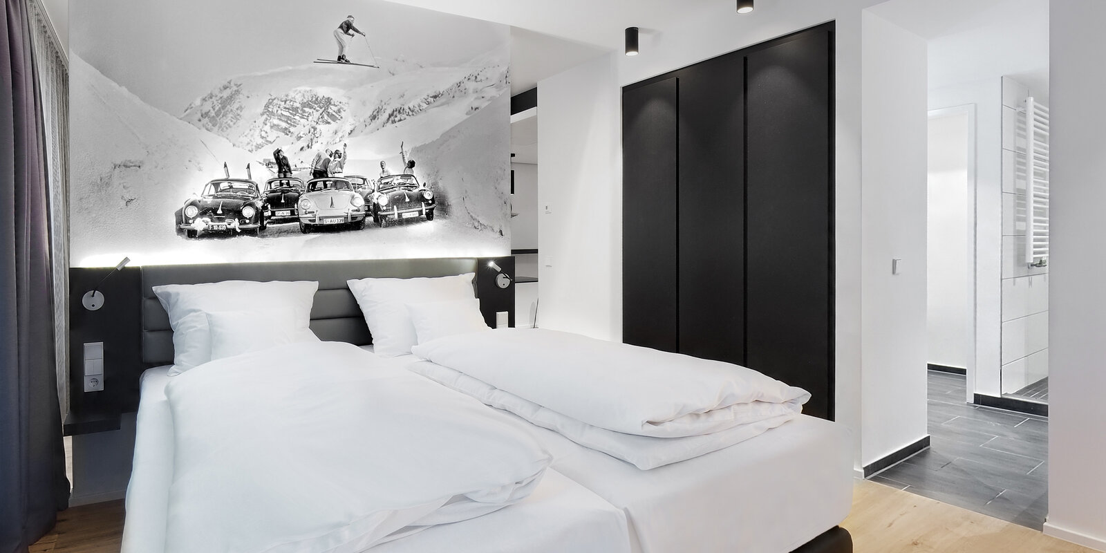 zieflekoch Hotel V8 Motorworld Doppelbett Bett Doppelzimmer Zimmer Autos Rennwagen Bad Schwarz Weiß Holz