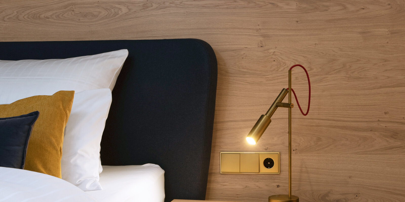 Musterzimmer Harmonie Goldene Nachttischlampe