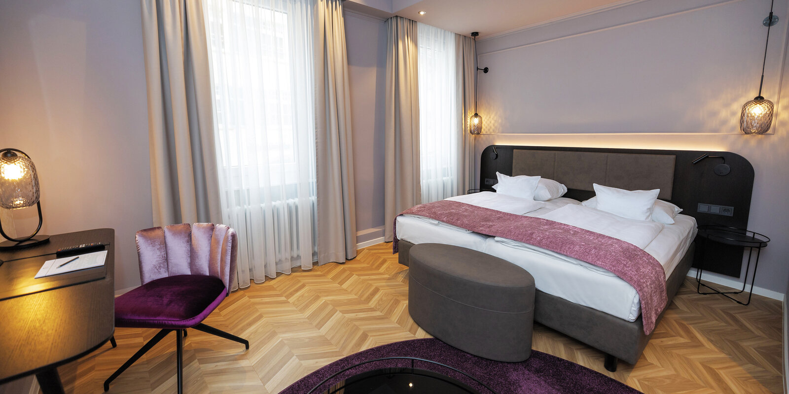 zieflekoch Krone Schlafzimmer Bett Schreibtisch Samtstuhl Holz Tisch Zimmer
