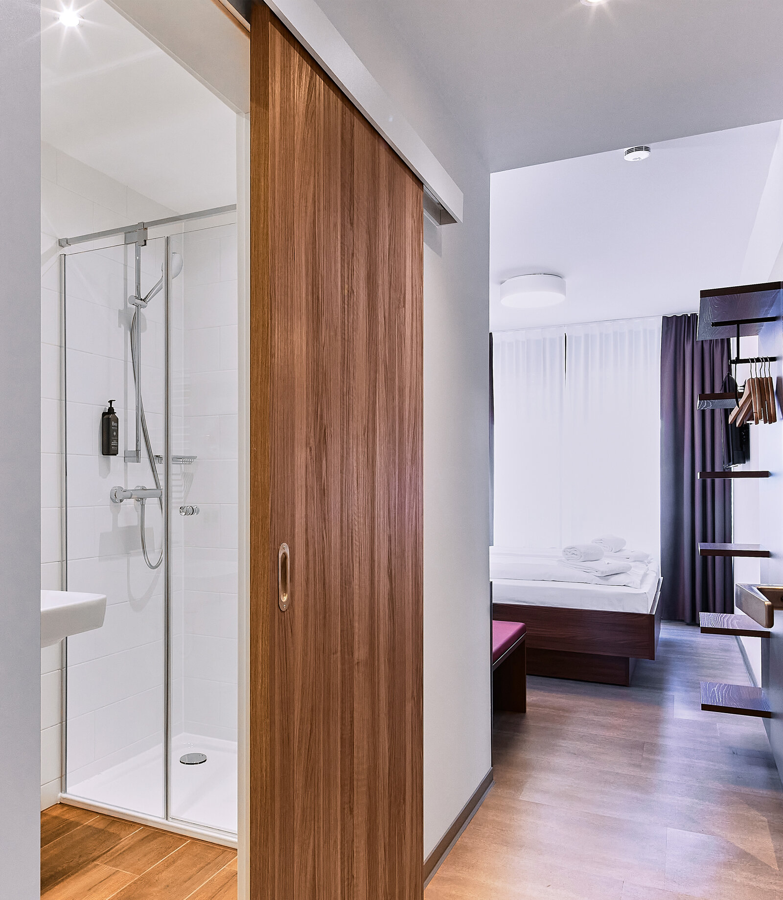 zieflekoch Rhönkitz Blick in ein Zimmer Bad Flur Badezimmer Schlafzimmer Holz