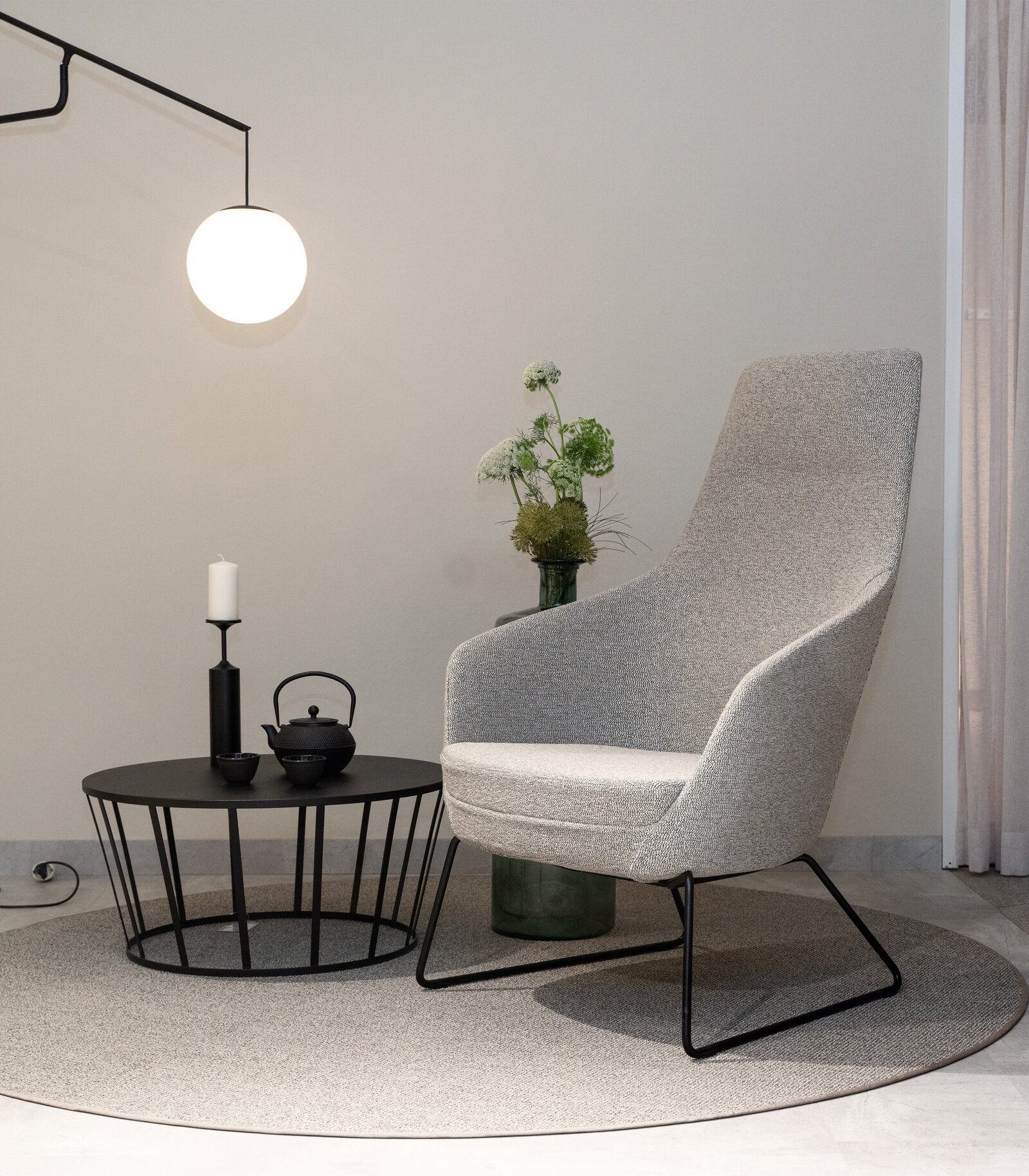 zieflekoch Musterzimmer Cozy Sessel Tisch Lampe Teppich Beistelltisch
