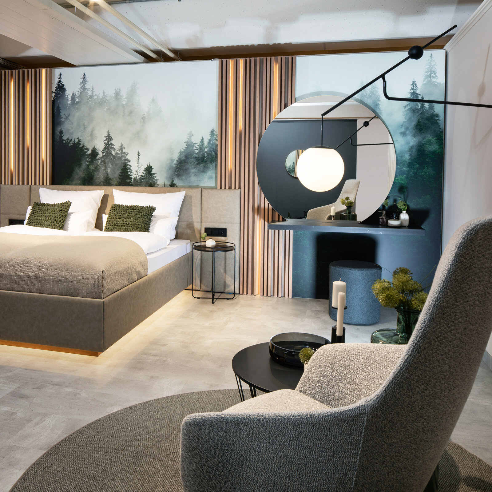 zieflekoch Musterzimmer Cozy Sessel Spiegel Schlafzimmer Bett Holzlamellen