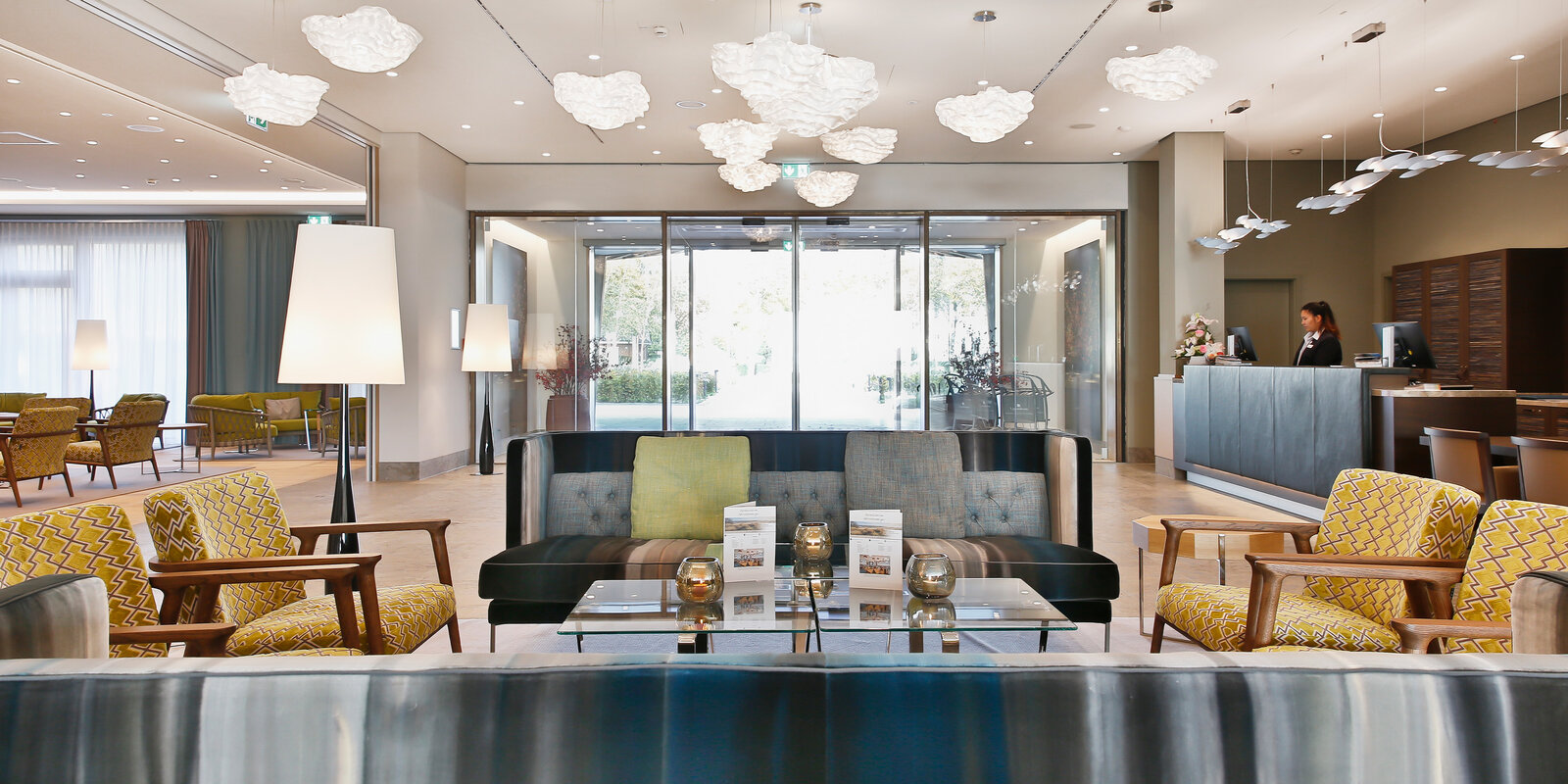 zieflekoch Wellnessresort Upstalsboom Wyk auf Föhr Empfang Lobby Rezeption Sofa Sessel Holz