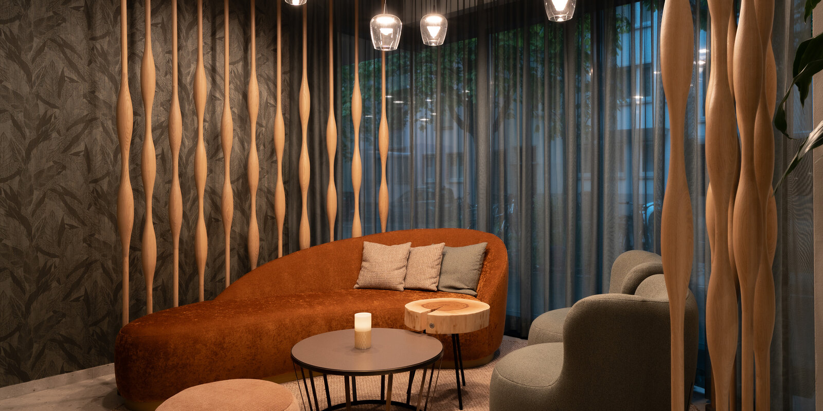 Lobby mit braunem Designersofa und beigen Details