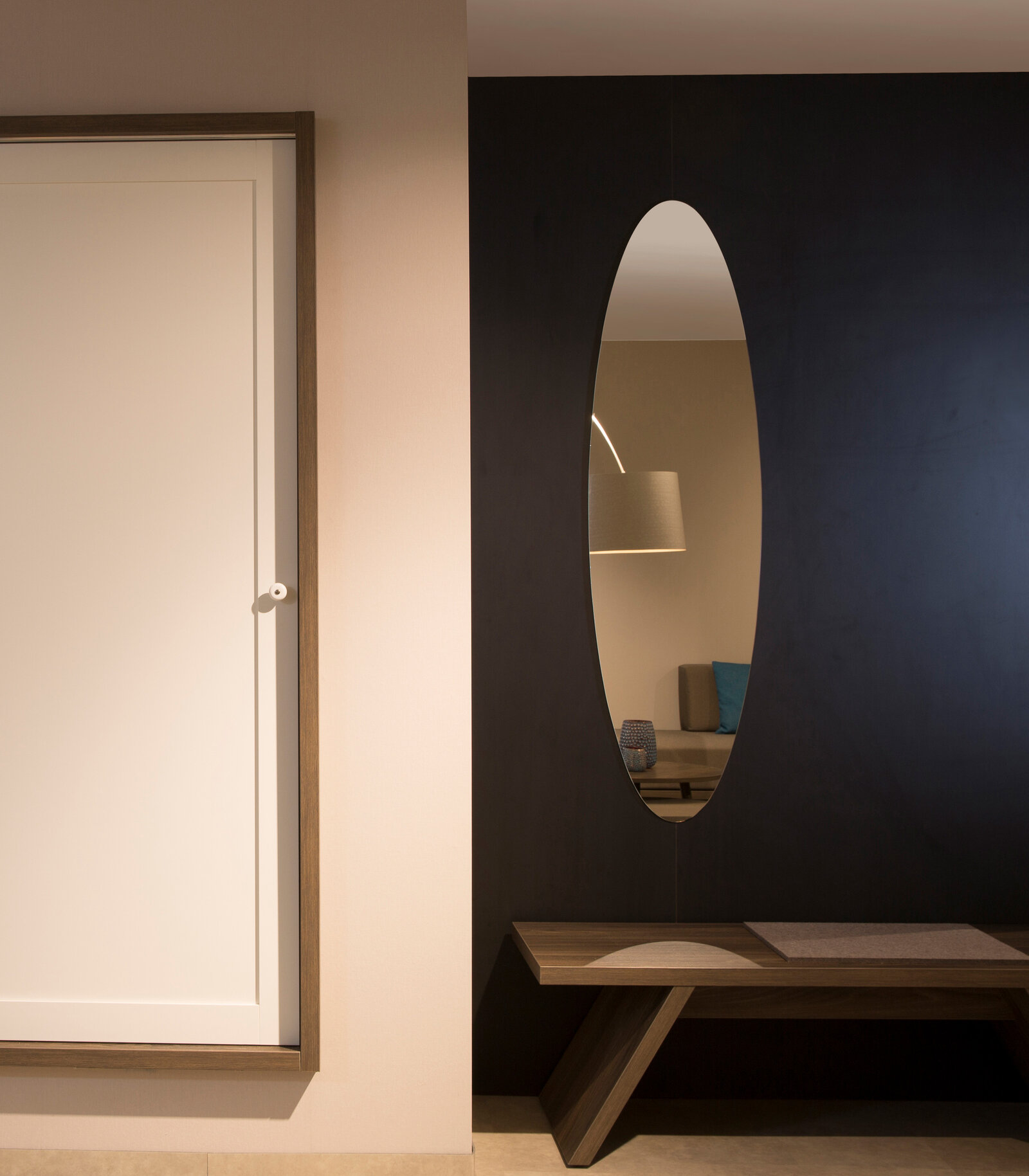 zieflekoch musterzimmer zand zimmer holz schrank einbauschrank stehlampe sitzbank spiegel