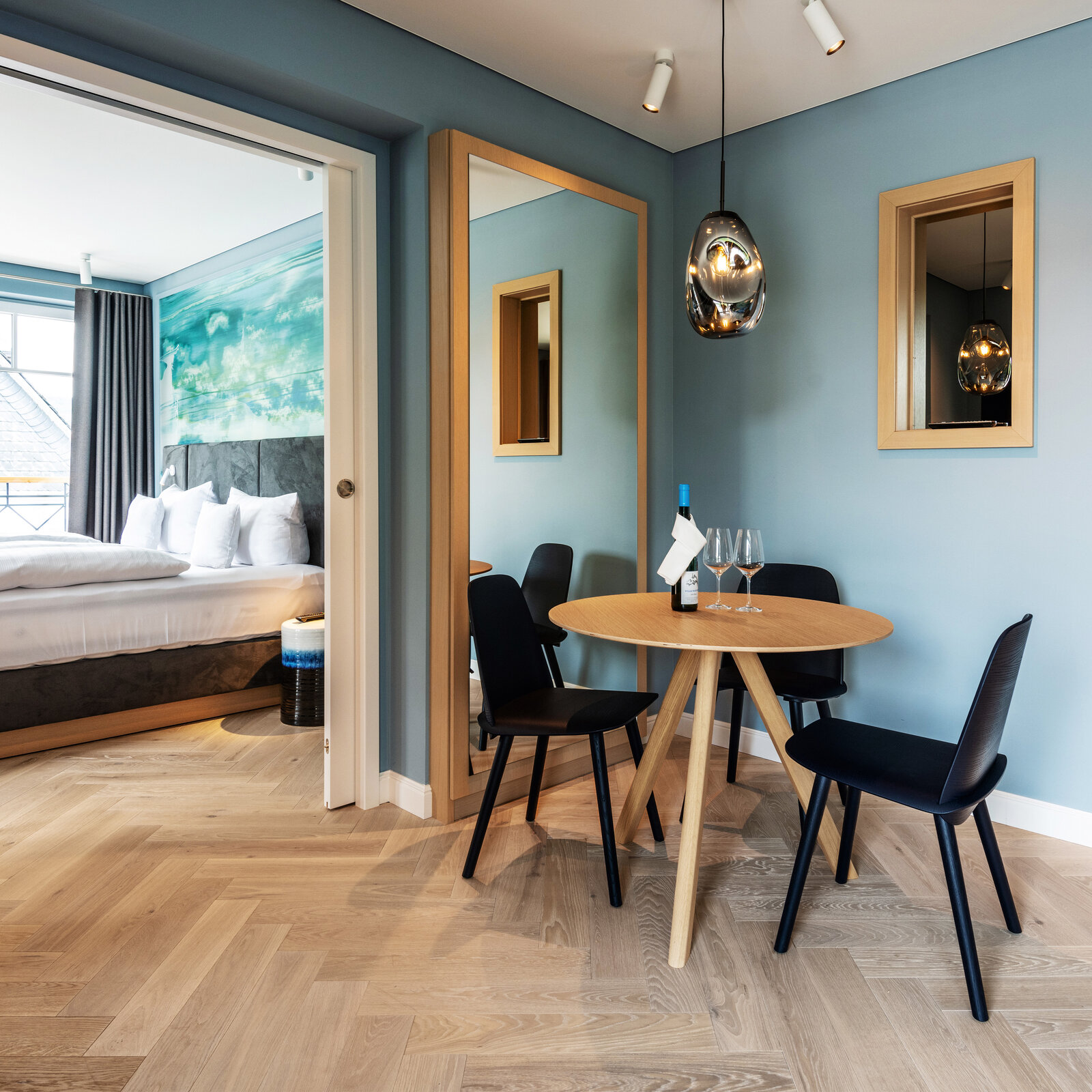 zieflekoch Palais Kayser Zimmer Wohnzimmer Sitzecke Tisch Stühle Schlafzimmer Bett Holz