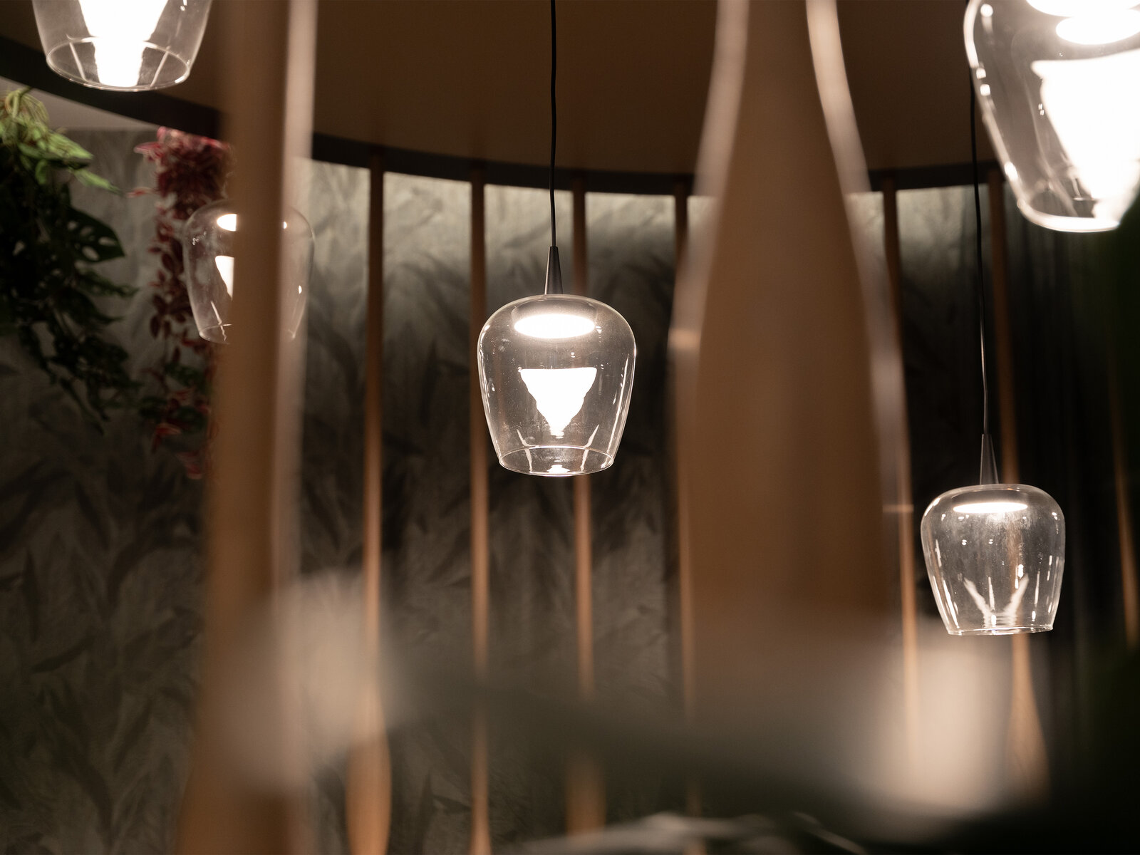 hängende Designerleuchten aus Weißglas