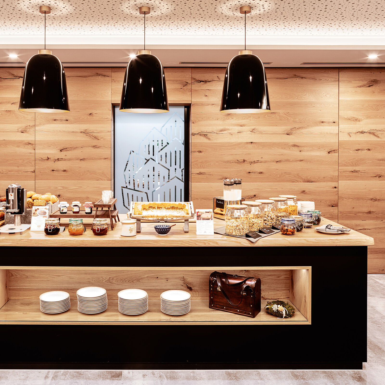 zieflekoch Kühberg Buffet Frühstück Essen Frühstücksaal Holzwand Holz Schwarz