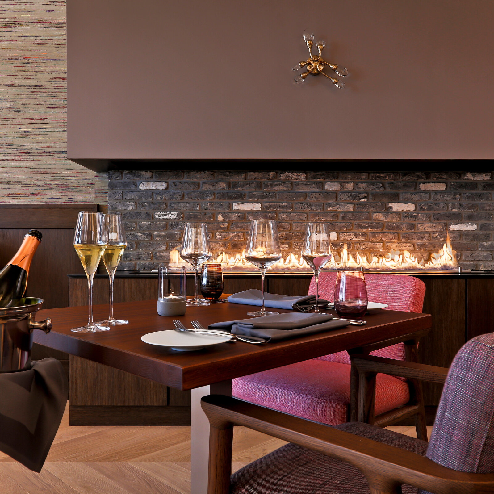 zieflekoch Wellnessresort Upstalsboom Wyk auf Föhr Restaurant Gastraum Kamin Sessel Holz