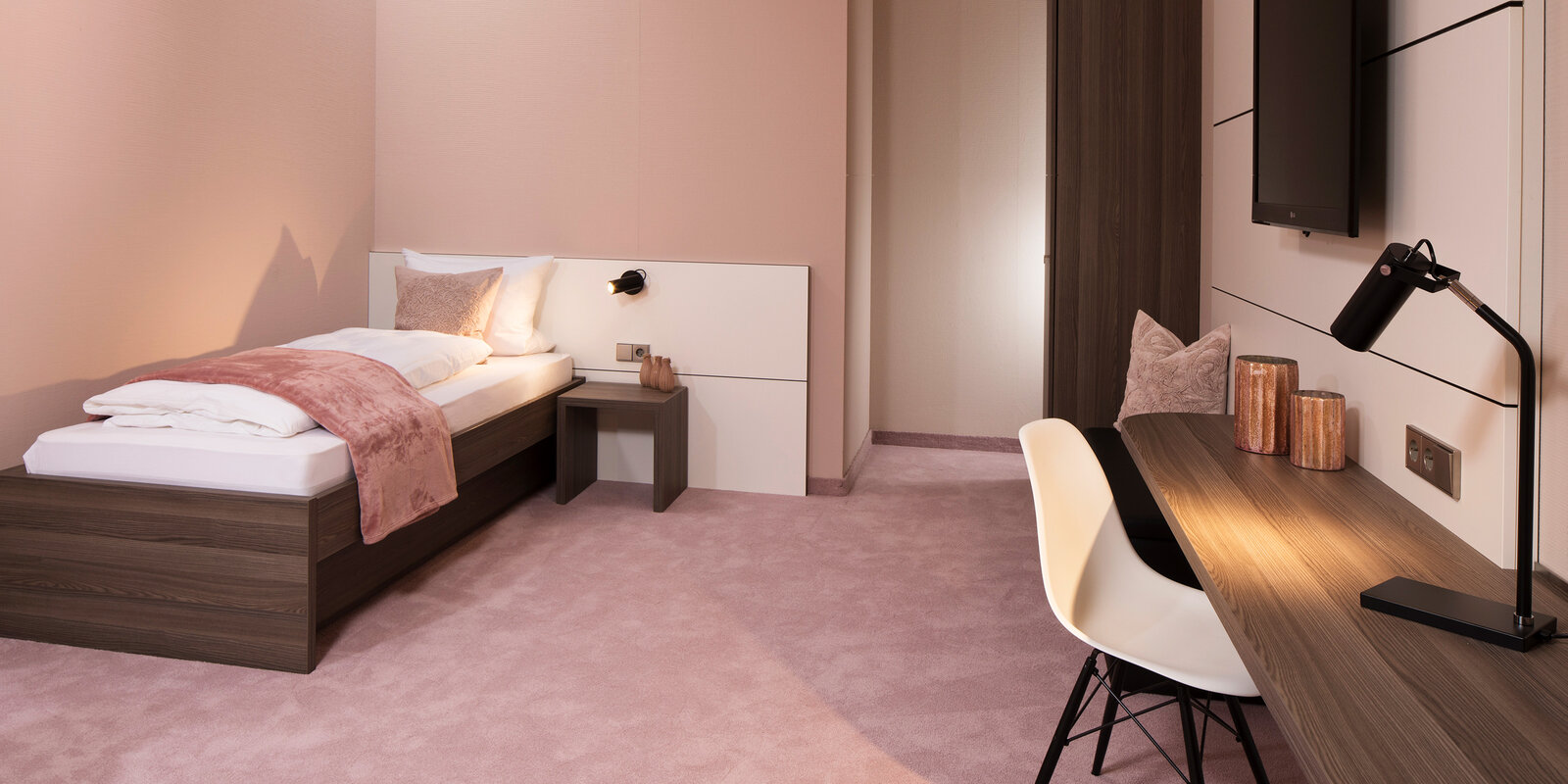 zieflekoch musterzimmer dobleto zimmer bett doppelbett modul schreibtisch schrank holz stuhl schreibtischlampe kissen box stauraum sitzbank beistelltisch tv wandelbar