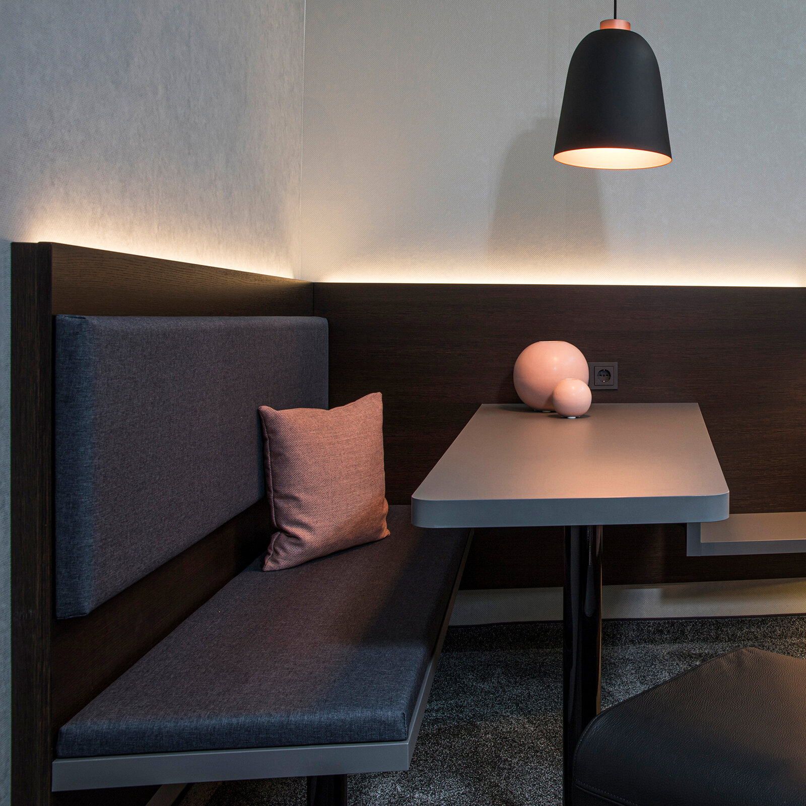zieflekoch musterzimmer zametry zimmer holz lampe sitzecke indirekte beleuchtung