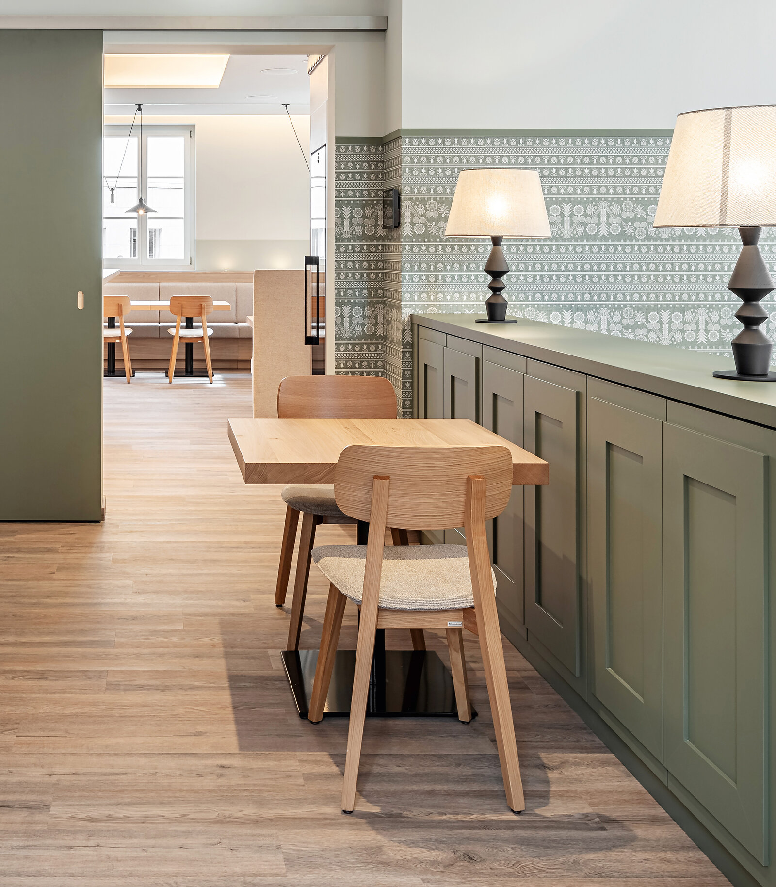 Zieflekoch altes braeuhaus hotel Restaurant Eiche farbakzente Mustertapete Stuhl Tisch schiebetuer Konsole highboard kassettentueren theke