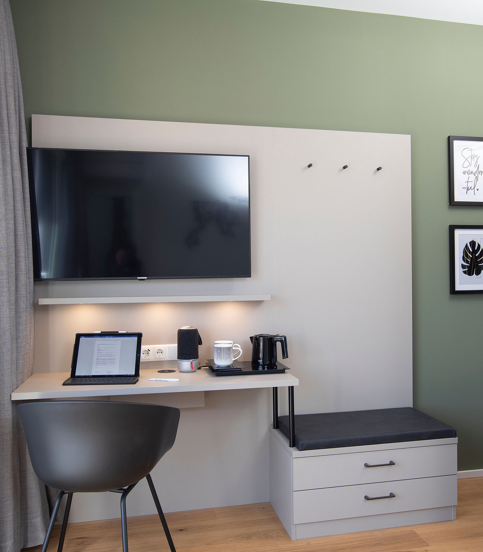 Komfortable Mediennutzung wie zu Hause – dank Smart-TV und Bluetooth-Speaker. 