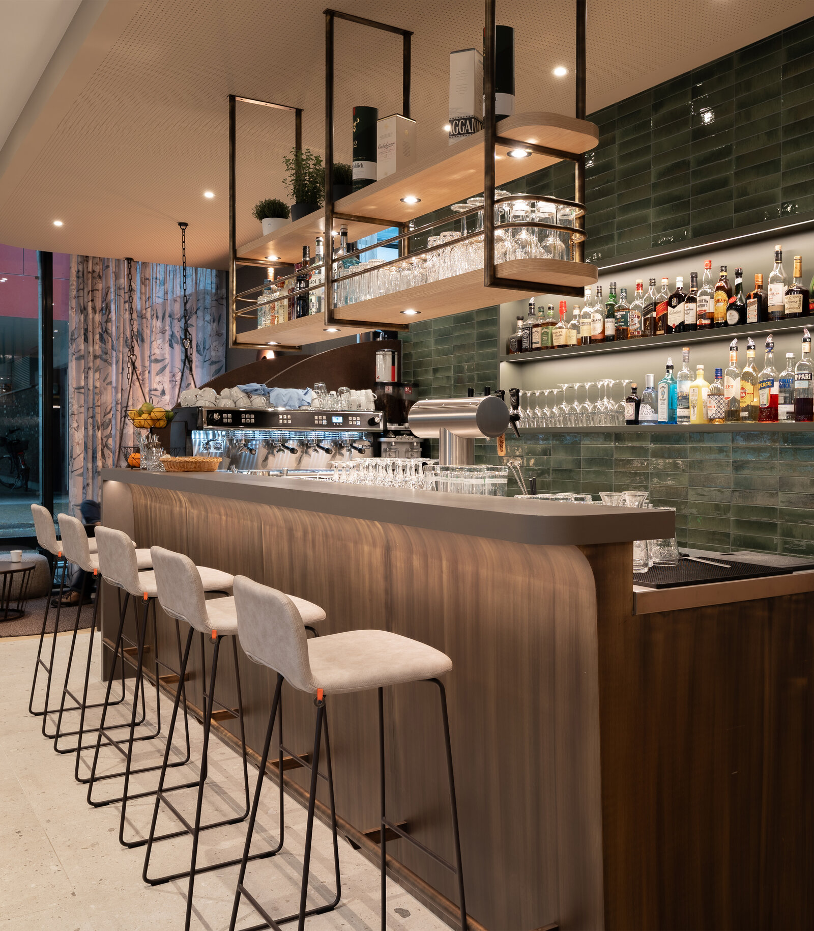 Bar aus Holz mit Freischwebendem Gläserregal und grau gepolsterten Hochstühlen