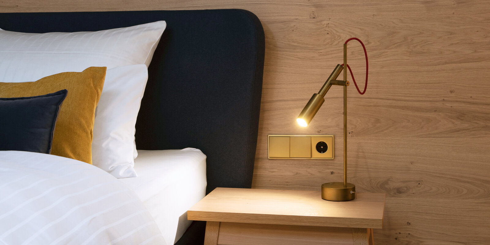 zieflekoch Musterzimmer Chalet Suite Bett Nachttisch Holz