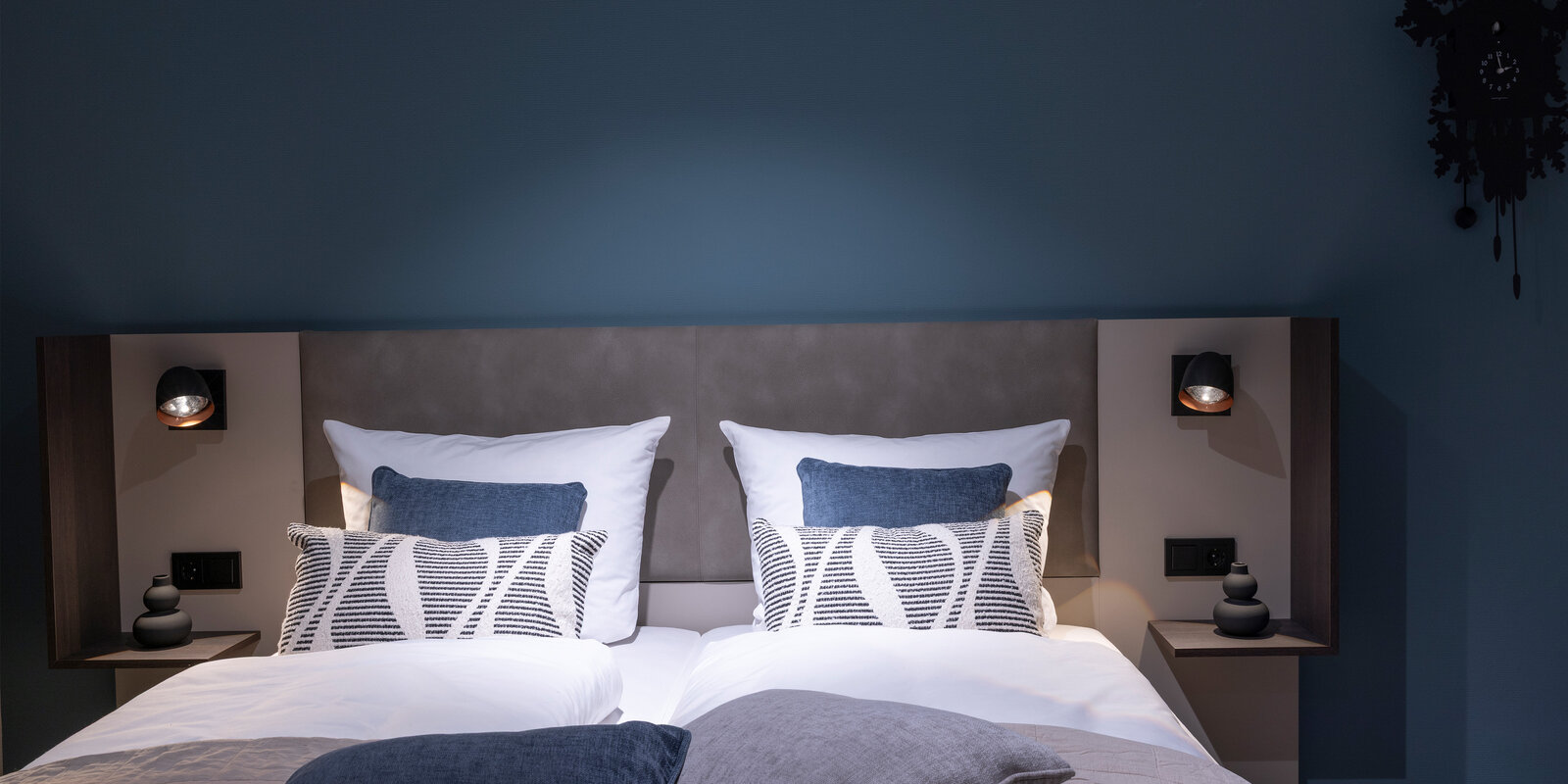 Hotelbett soft beleuchtet im Musterzimmer Zazou