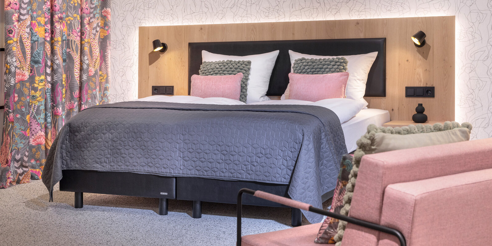 zieflekoch musterzimmer zenit, modernes Schlafzimmer mit einem Boxspring-Doppelbett mit Rückwand in Holzoptik