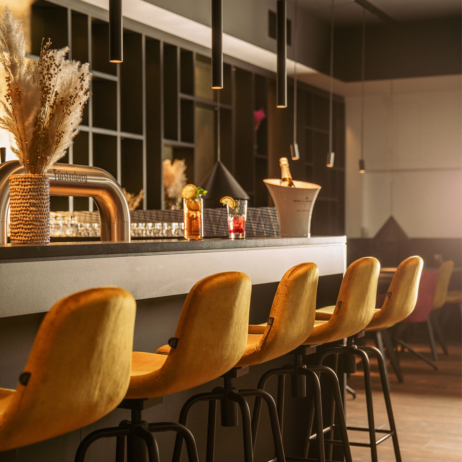 zieflekoch Sombea Restaurant Bar Theke Tresen Barstühle Rot Gold Samt Holz