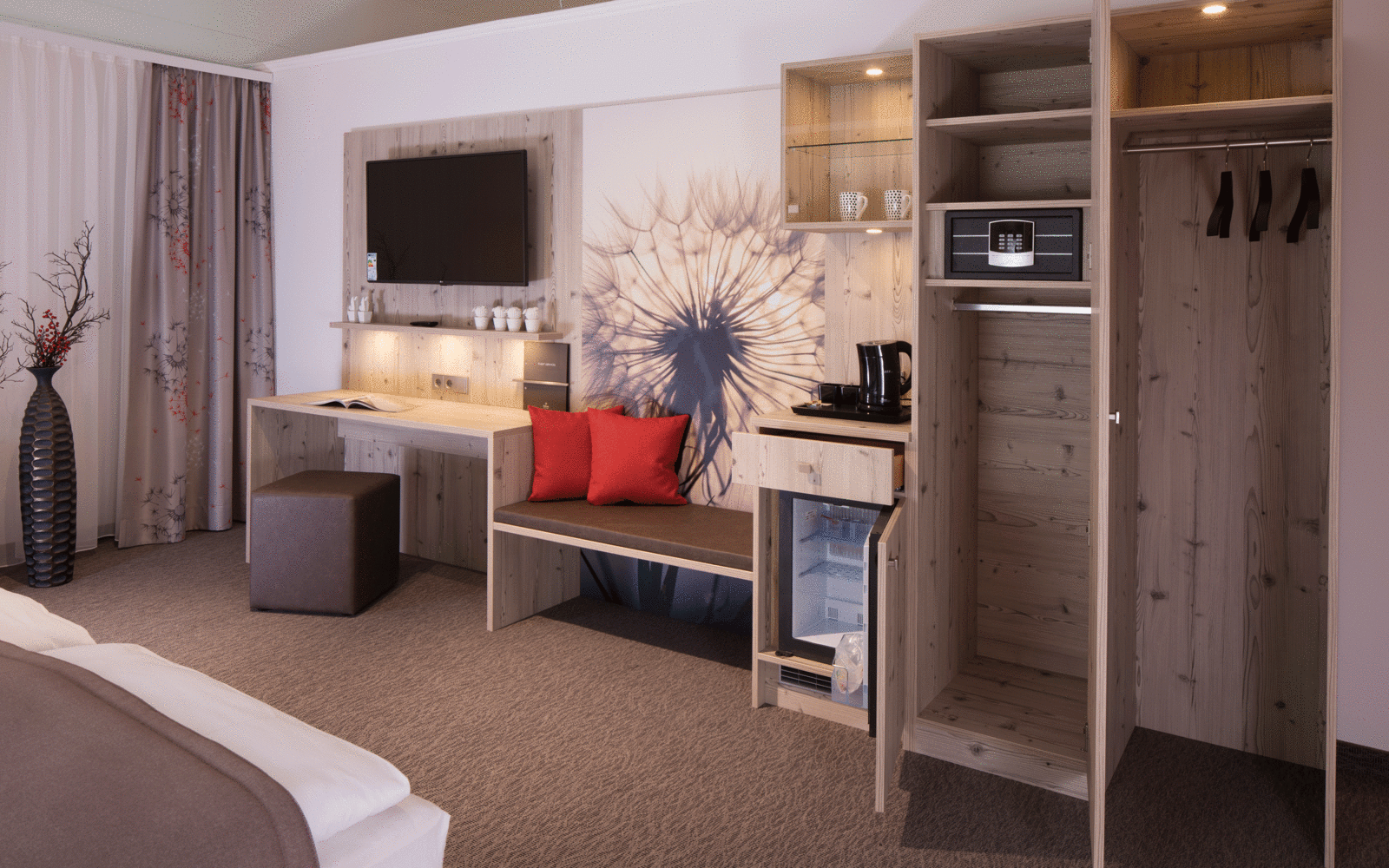 zieflekoch musterzimmer zeno zimmer doppelbett bett schreibtisch holz schrank garderobe schreibtisch tv bank hocker vorhang minibar kuehlschrank safe bodenvase