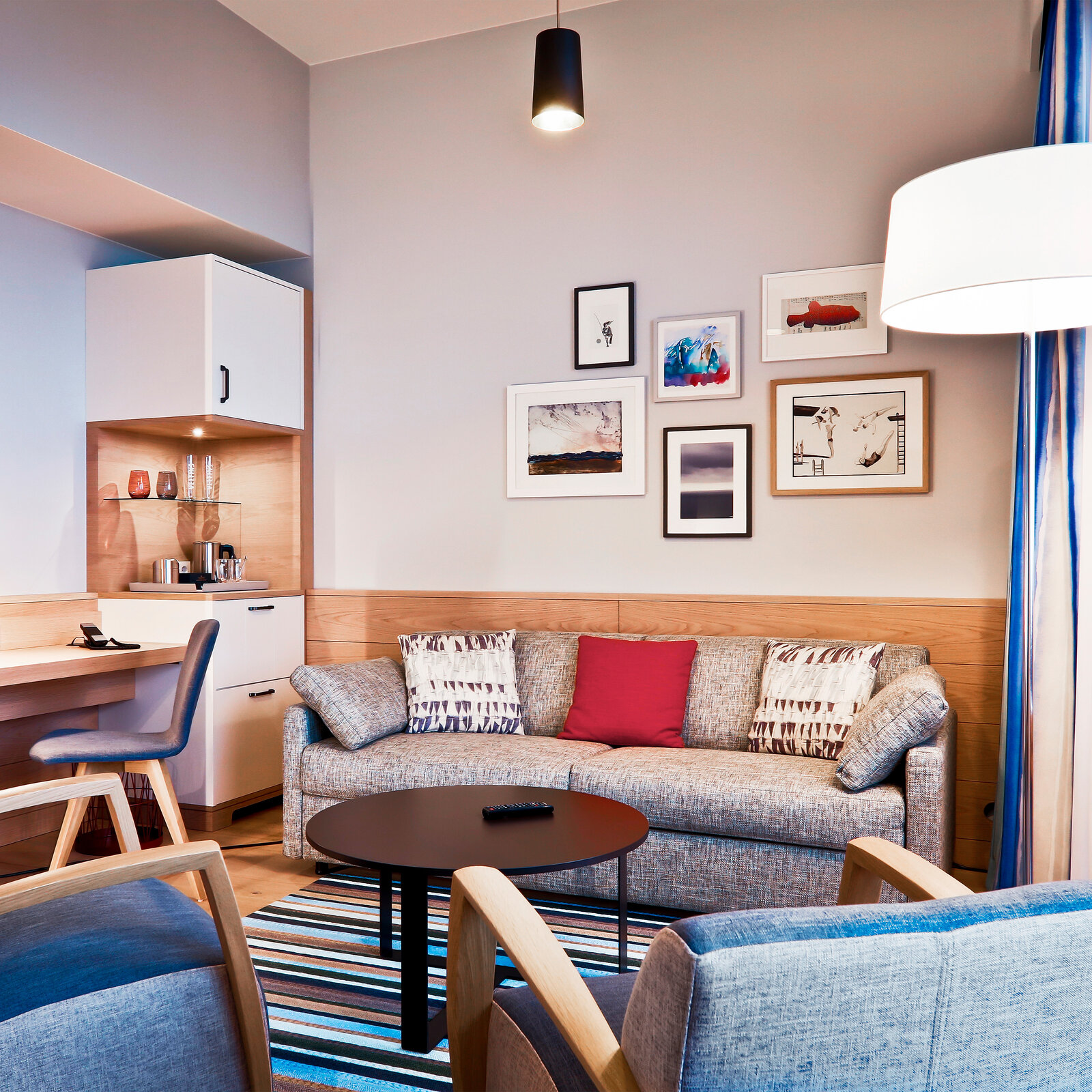 zieflekoch Wellnessresort Upstalsboom Wyk auf Föhr Zimmer Apartment Wohnzimmer Sessel Couch Sofa Holz