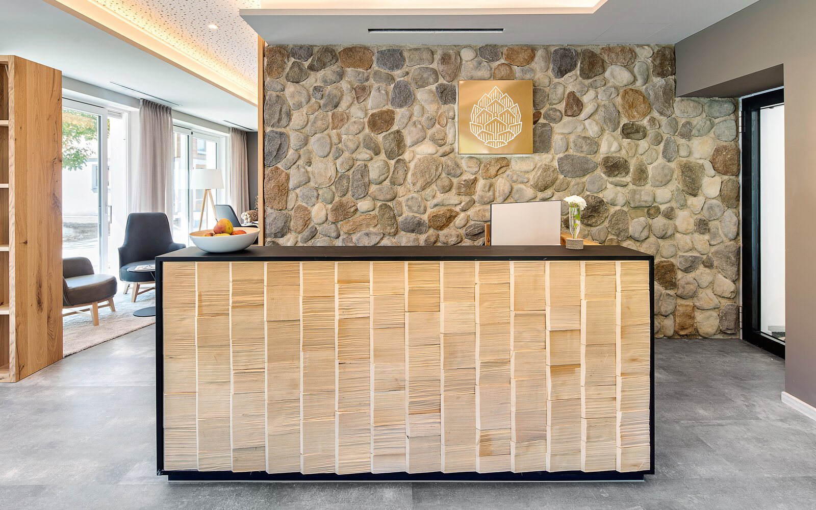 zieflekoch Kühberg Rezeption Empfang Steinwand Stein Holz