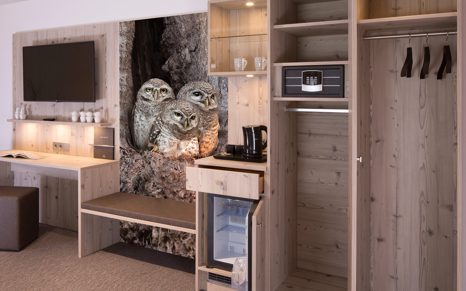 Hotelmöbelsystem aus astiger Silberkiefer mit individuell gestaltbarer Rückwand