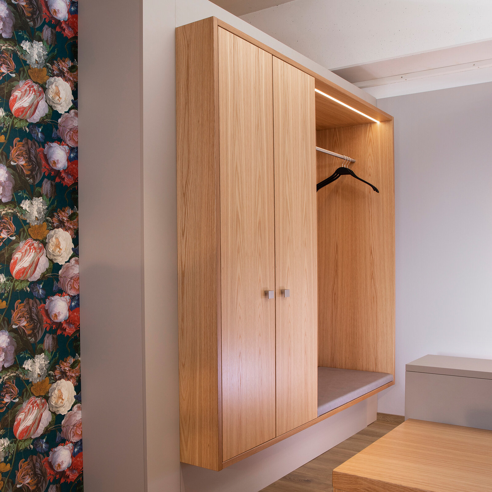 zieflekoch musterzimmer ziloft zimmer holz schrank einbauschrank tapete blumenmuster