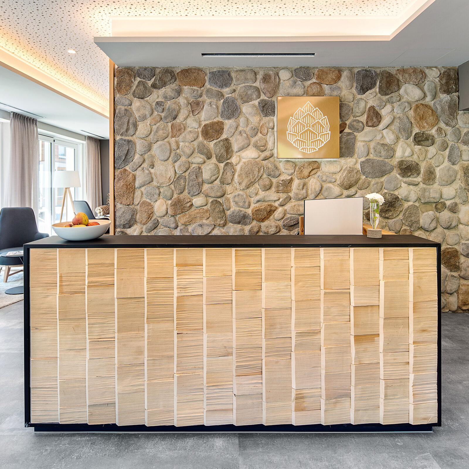 zieflekoch Kühberg Rezeption Empfang Steinwand Stein Holz