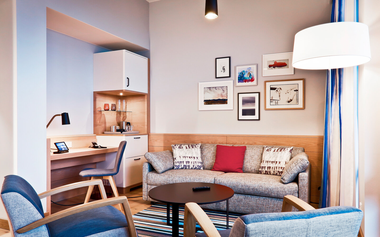 zieflekoch Wellnessresort Upstalsboom Wyk auf Föhr Zimmer Apartment Wohnzimmer Sessel Couch Sofa Holz