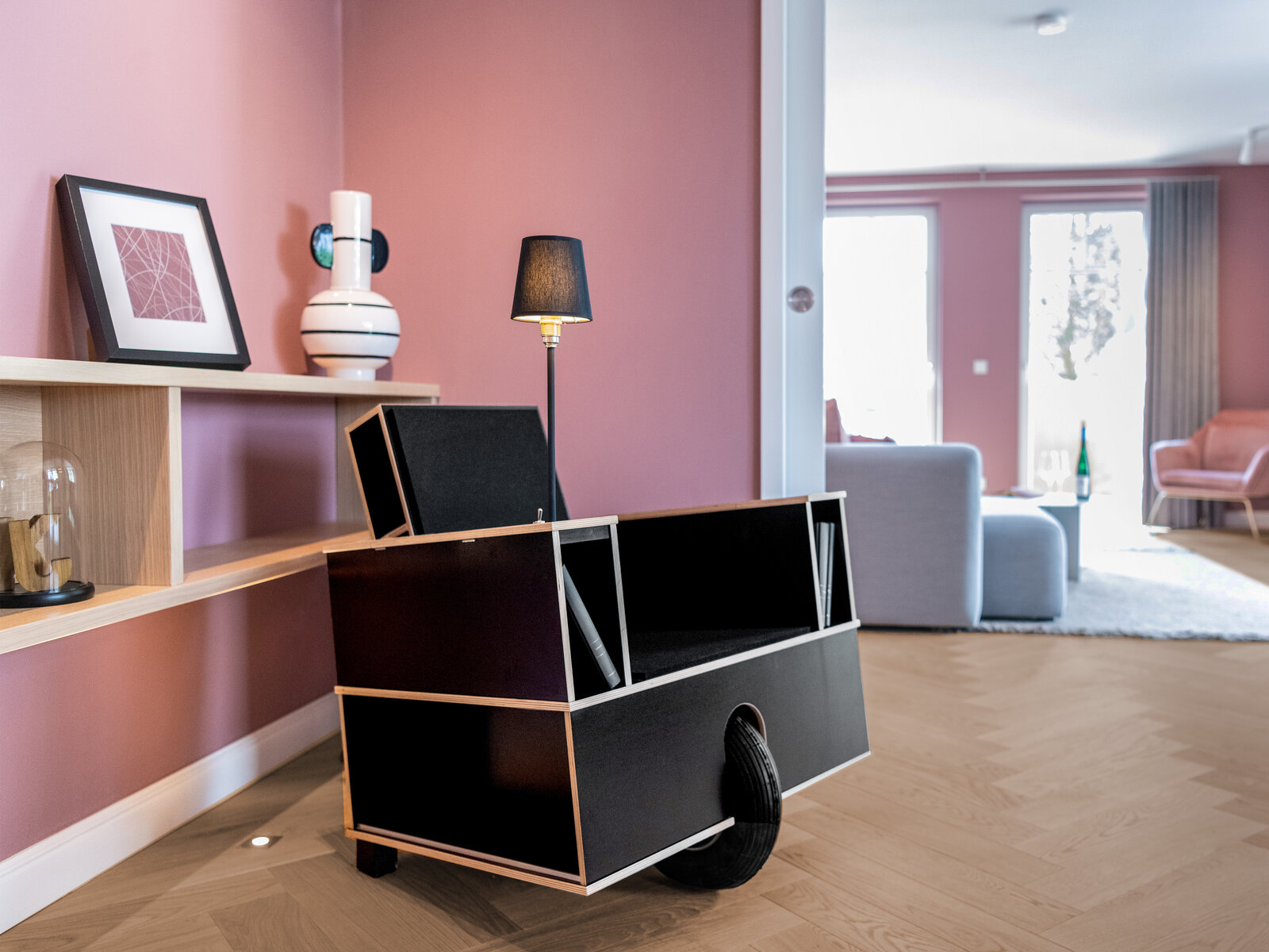 zieflekoch Palais Kayser Sessel Designer-Sessel Stuhl Apartment Zimmer Wohnzimmer Regal Holz