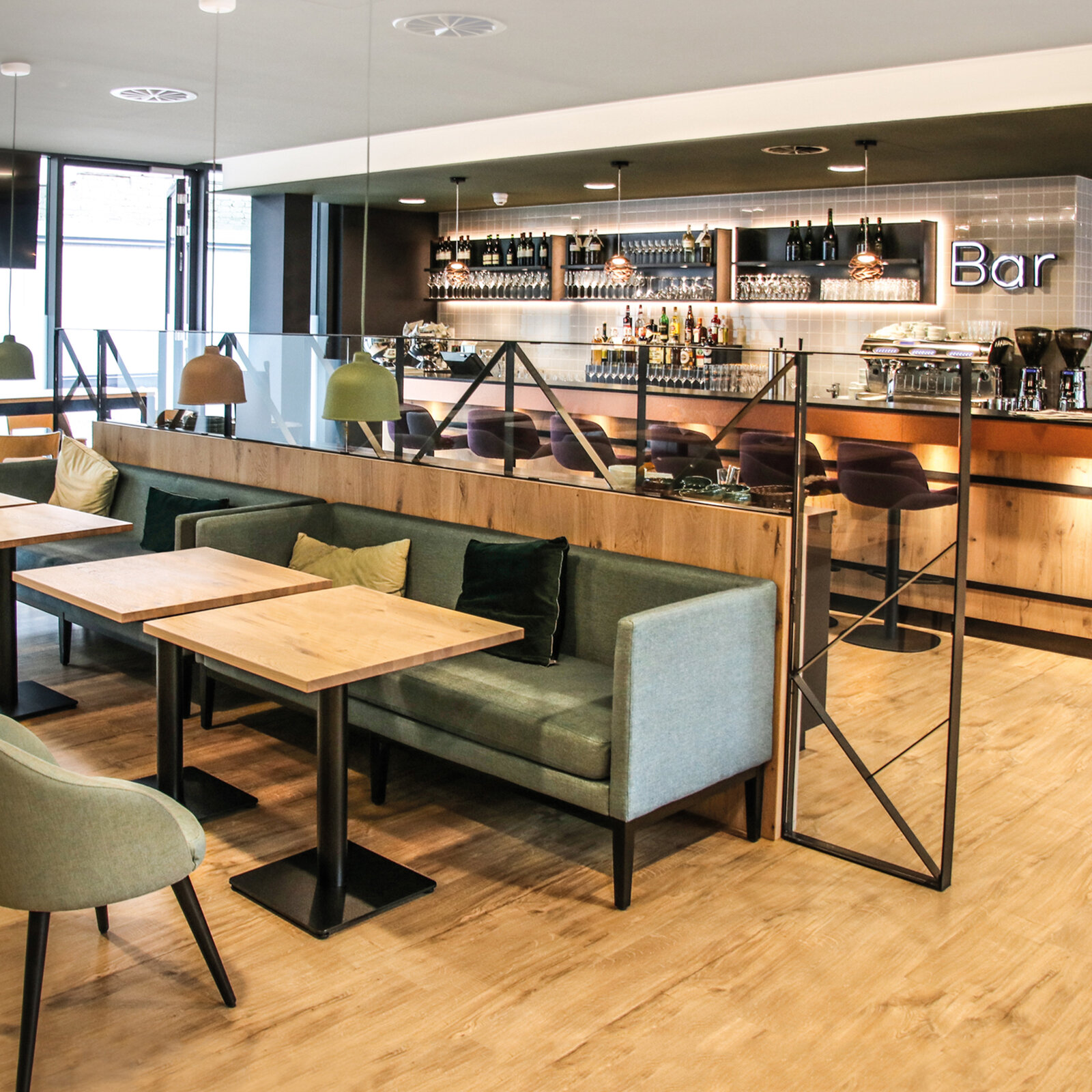 zieflekoch Sander Restaurant Bar Eiche Metall Stühle Fliesen Tische