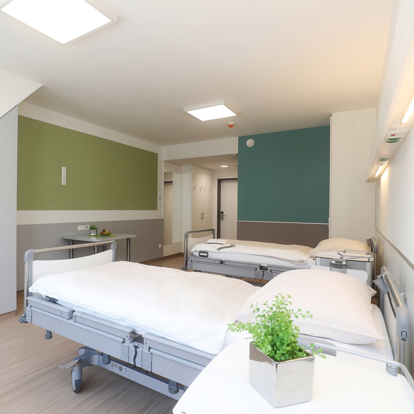 zieflekoch Fachklinik Ichenhausen Zimmer Mehrbettzimmer Schrank Betten Grün